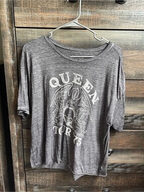 Buckle Gray Graphic 'Queen' Short Sleeve Tee